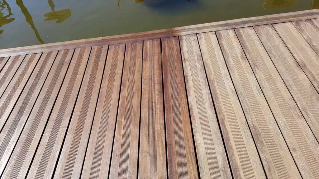 Pasarela de madera del acuario de Zaragoza pintada parcialmente