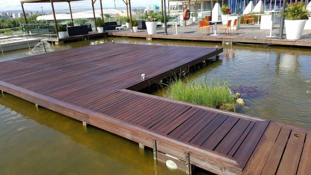 Vistas del exterior de la terraza del Acuario de Zaragoza, pasarela de madera pintada rodeada de agua