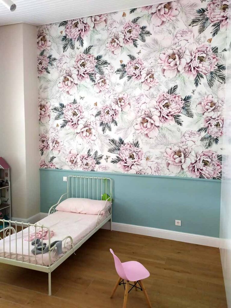 Habitación con un gran mural de rosas en la pared