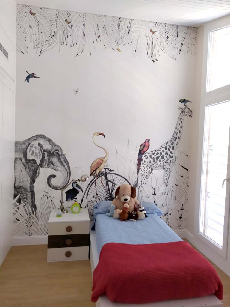 Habitación con un mural de animales